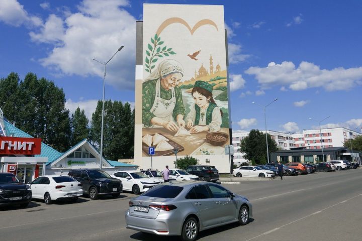 В Набережных Челнах открыли мурал «Семейные традиции» к 400-летию города