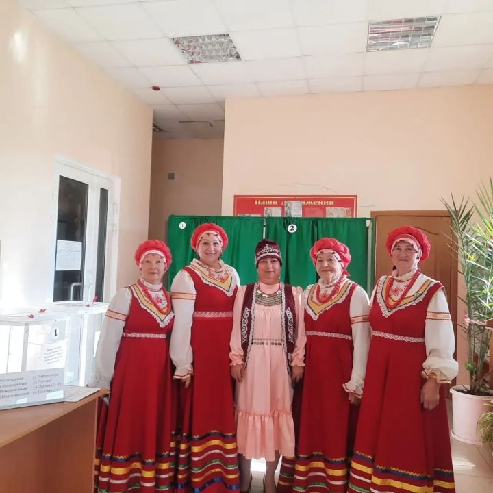 Ансамбль «Вечерушки» поддержал избирателей Ижевки песнями