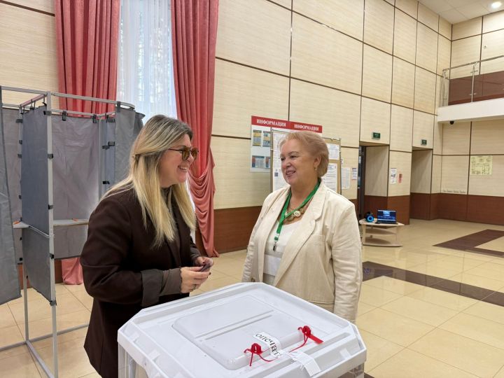 Жители Менделеевска активно голосуют на участке во Дворце культуры