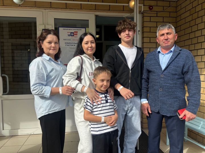 Семья педагогов Яковлевых из Менделеевска проголосовала на выборах в Госдуму РФ